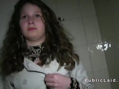 czynnik publiczny pieprzy nastolatka w zmieniających siłowni pokoi